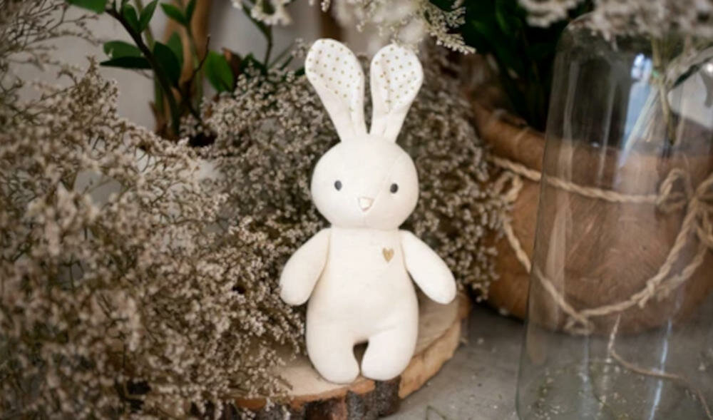INNOGIO-BUNNY-MASKOTKA zabawka kolorystyka pastelowa kropeczki uszka wyhaftowane serduszko pranie pralka