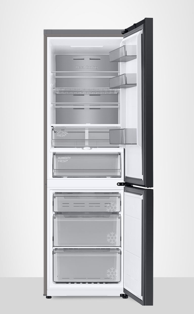 Model lodówki RB34A7B5D22 przedstawiony po otwarciu. Na zdjęciu widać wszystkie półki, w które wyposażone jest urządzenie. Model lodówki RB34A7B5D22 przedstawiony po otwarciu. Na zdjęciu widać wszystkie półki, w które wyposażone jest urządzenie.