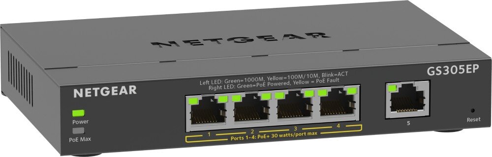 Na obrazie widoczny jest czarny switch NETGEAR z pięcioma portami Ethernet, z czego cztery są oznaczone jako PoE. Na urządzeniu znajdują się napisy: \'NETGEAR\', \'GS305EP\', oraz instrukcje dotyczące diod LED i portów.