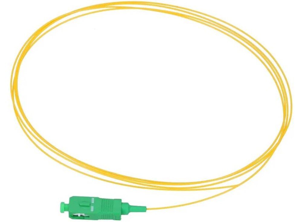 Kabel Pigtail - SC/APC EXTRALINK EX.1926 Cienki żółty przewód światłowodowy zwinięty w pętle, zakończony z jednej strony zielonym prostokątnym wtykiem z białą osłonką