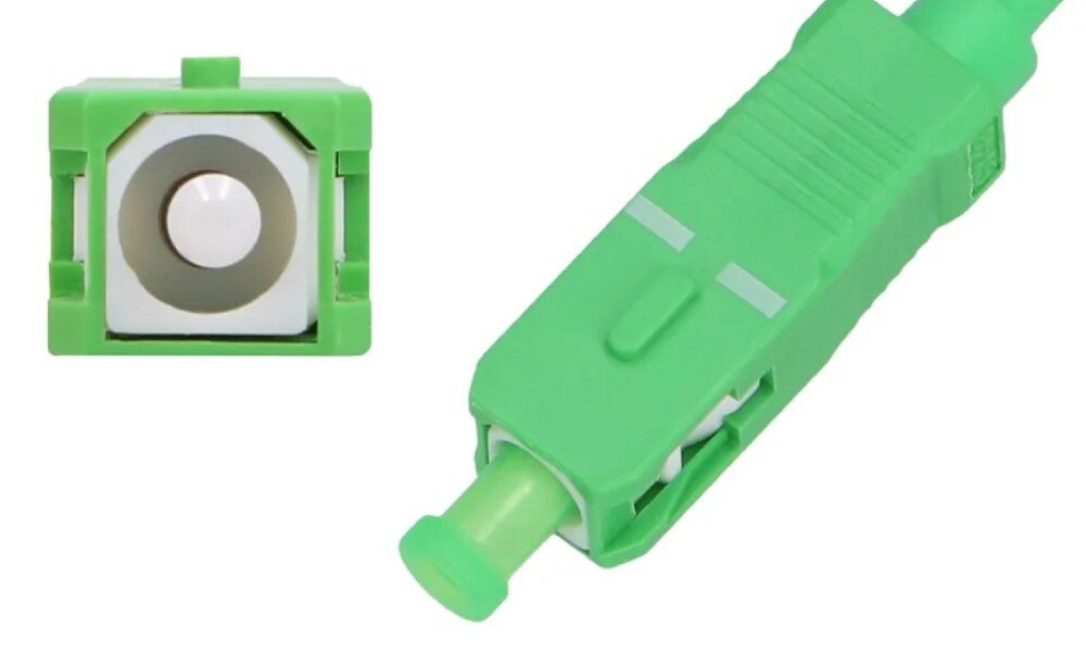 Kabel Pigtail - SC/APC EXTRALINK EX.1926 Dwa widoki zielonego prostokątnego wtyku światłowodowego ukazujące od frontu białą ferrulę oraz ujęcie z boku na obudowę i zieloną odgiętkę przewodu