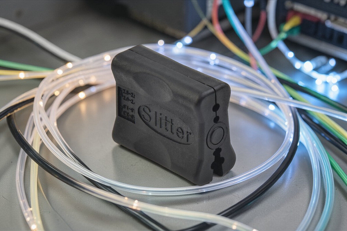 Ściągacz bufora EXTRALINK Stripper-S EX.0202, obróbka, kabel, światłowód, włókna, ściągacz stoi na blacie w grupie kabli