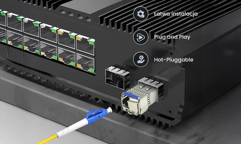 Wkładka SFP EXTRALINK EX.6211 (2 szt.) Metalowy moduł SFP podłączony do portu urządzenia sieciowego z niebieskim złączem LC, obok którego widoczne są napisy 'Łatwa instalacja', 'Plug and Play' i 'Hot-Pluggable'