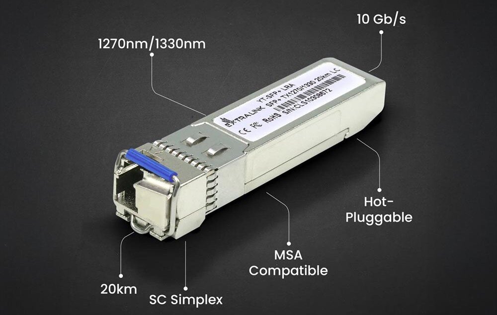 Wkładka SFP EXTRALINK EX.6211 (2 szt.) Pojedynczy moduł SFP leżący na czarnym tle z opisami wskazującymi parametry techniczne, takie jak '1270nm/1330nm', '10 Gb/s', '20km', 'SC Simplex', 'Hot-Pluggable' i 'MSA Compatible'