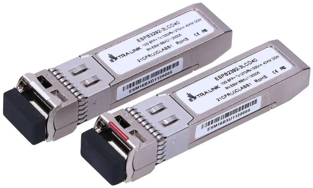 Wkładka SFP EXTRALINK EX.8062 (2 szt.) Dwa srebrne moduły światłowodowe z czarnymi zatyczkami ochronnymi, leżące obok siebie na białym tle z widocznymi etykietami zawierającymi napisy '10G SFP plus' oraz '40KM'