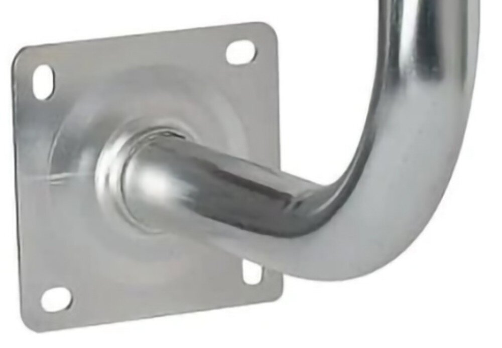 Uchwyt do anteny EXTRALINK L300X1000 Zbliżenie na kwadratową podstawę montażową stalowego uchwytu z widocznymi owalnymi otworami i miejscem łączenia rury z płytą