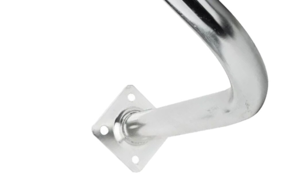 Uchwyt do anteny EXTRALINK L400 zbliżenie na kwadratową podstawę montażową uchwytu antenowego z widocznymi czterema otworami na śruby i miejscem spawu rury do płytki