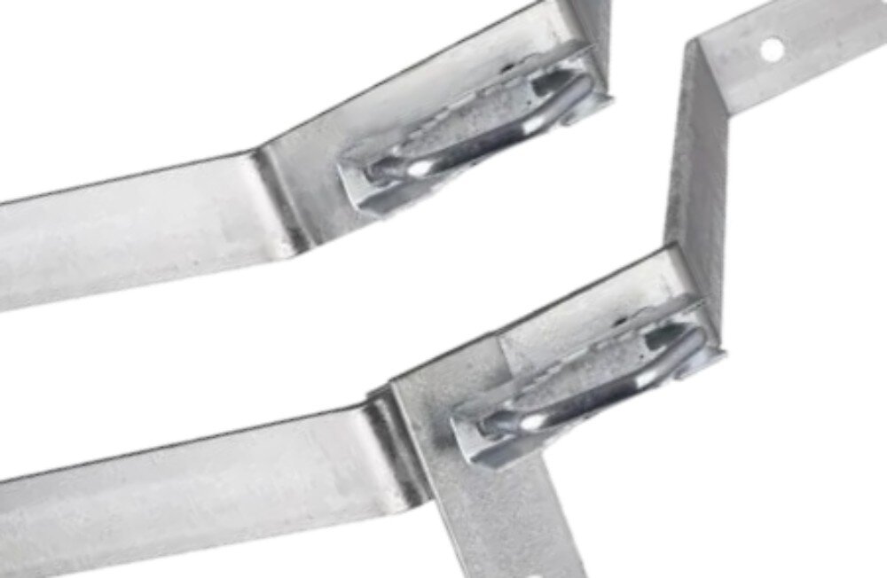 Uchwyt do masztu EXTRALINK K500 Zbliżenie na dwa galwanizowane stalowe uchwyty kominowe do masztów pokazujące szczegóły wygiętych krawędzi i zamontowanych U-śrub na białym tle