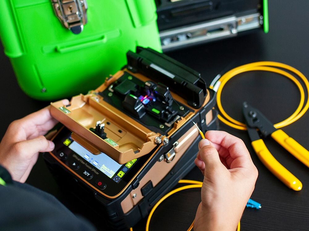 Spawarka światłowodowa EXTRALINK AI-8C Fusion Splicer - pozycjonowanie precyzja - spawarka zawieszona na ramieniu