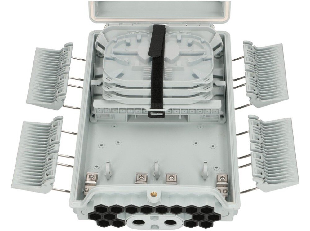 Puszka połączeniowa EXTRALINK EX.15968 Wnętrze otwartej obudowy ukazujące kaskadowe tacki na spawy spięte czarnym paskiem oraz dolne porty wejściowe i otwarte klamry boczne