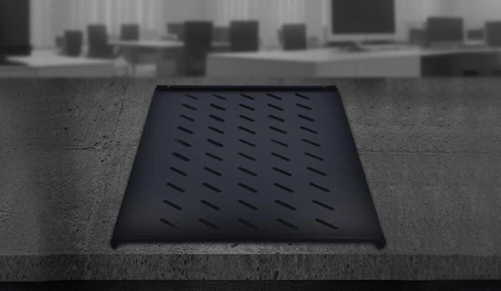 Półka EXTRALINK EX.8642 19 1U Czarna, metalowa półka z otworami wentylacyjnymi, ustawiona na tle biura, opis