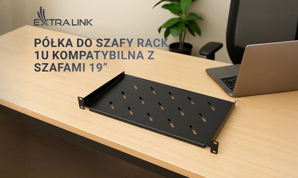 Półka EXTRALINK EX.12745 Czarna metalowa półka z otworami wentylacyjnymi leży na biurku obok otwartego laptopa i rośliny w doniczce, w tle widoczne logo i napis 'półka do szafy rack 1U kompatybilna z szafami 19