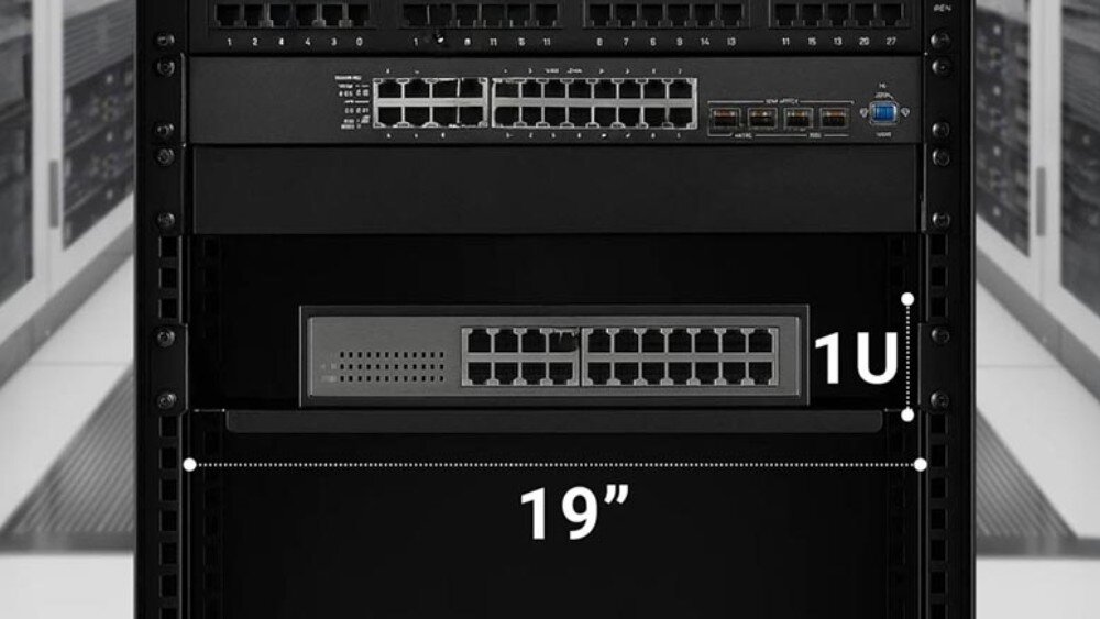 Półka EXTRALINK EX.12745 Wnętrze szafy rack z zamontowanym sprzętem sieciowym, na jednym z poziomów zaznaczony wymiar 1U i szerokość 19 cali