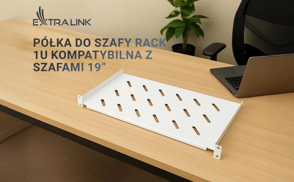 Półka EXTRALINK EX.8666 Czarna metalowa półka z otworami wentylacyjnymi leży na biurku obok otwartego laptopa i rośliny w doniczce, w tle widoczne logo i napis 'półka do szafy rack 1U kompatybilna z szafami 19