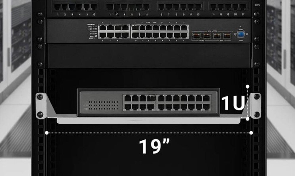 Półka EXTRALINK EX.8666 Wnętrze szafy rack z zamontowanym sprzętem sieciowym, na jednym z poziomów zaznaczony wymiar 1U i szerokość 19 cali