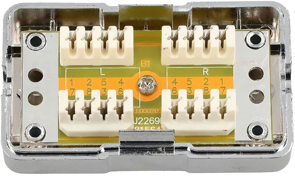 Puszka połączeniowa EXTRALINK EX.9601 Wnętrze metalowej obudowy z białymi kostkami złączy oraz schematem połączeń na żółtej płytce