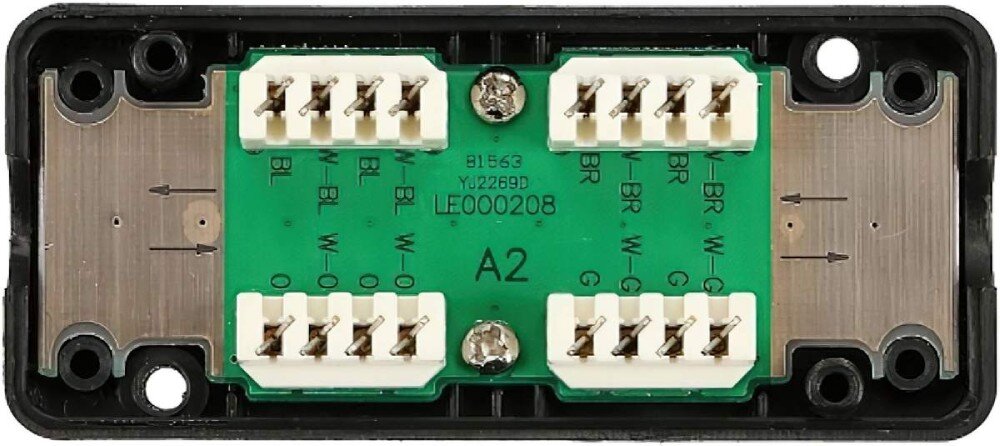 Puszka połączeniowa EXTRALINK EX.9618 Wnętrze obudowy z białymi kostkami złączy oraz schematem połączeń na żółtej płytce