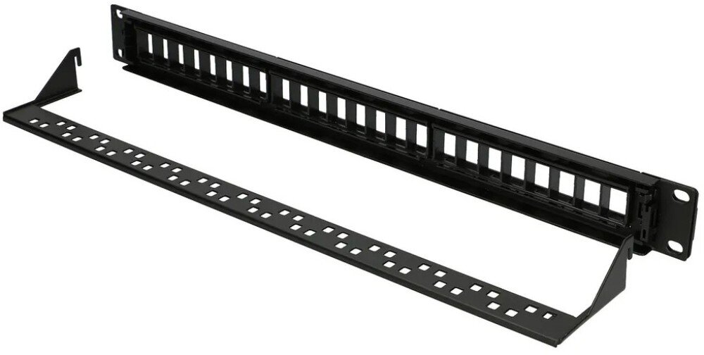 Patch panel EXTRALINK EX.9656 Czarny panel montażowy wraz z leżącym przed nim metalowym wspornikiem do organizacji kabli na białym tle