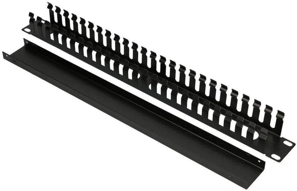 Organizer kabli EXTRALINK EX.9700 Czarny metalowy element do prowadzenia przewodów złożony z części z wieloma wypustkami oraz osobnej płaskiej pokrywy na białym tle