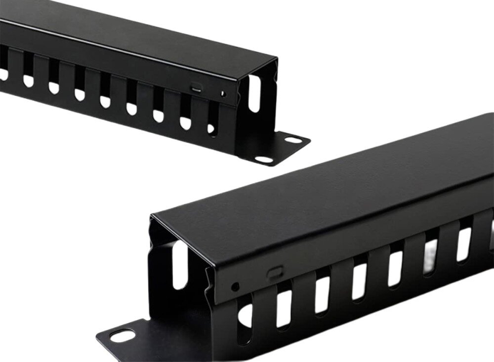 Organizer kabli EXTRALINK EX.9700 Zbliżenie na czarne metalowe elementy z założonymi osłonami widoczne pod kątem z otworami na kable na bokach oraz płaskimi końcami do montażu