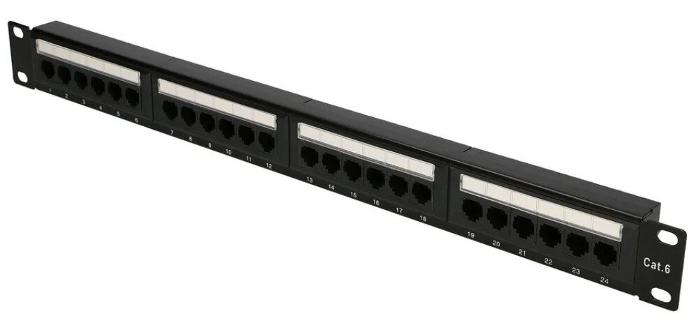 Patch panel EXTRALINK EX.9816 Widok od przodu na czarny panel krosowniczy o wysokości 1U z dwudziestoma czterema portami RJ45 ponumerowanymi od 1 do 24. Gniazda są rozmieszczone w czterech grupach, a nad nimi znajdują się białe paski do opisu. Na prawym boku widnieje oznaczenie 'Cat.6', a po bokach znajdują się uszy montażowe z otworami