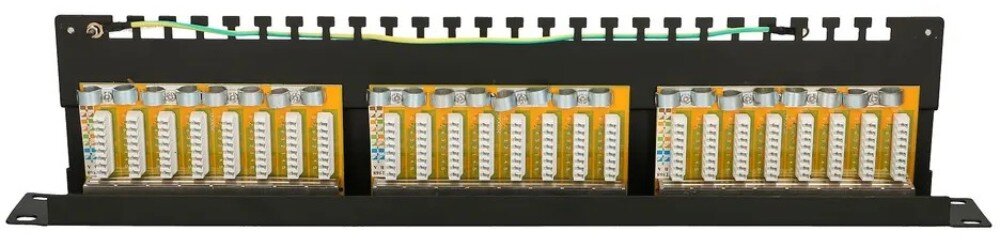 Patch panel EXTRALINK EX.9830 Widok od tyłu na panel krosowy ukazujący złącza typu LSA z kolorowymi oznaczeniami, metalowe zaciski do ekranowania kabli oraz poprowadzony wzdłuż górnej krawędzi przewód uziemiający w żółto-zielonej izolacji