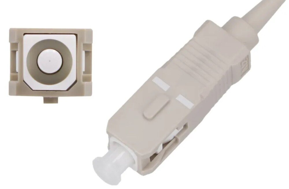 Kabel Pigtail - SC/UPC EXTRALINK EX.10406 2 m Dwa ujęcia beżowego złącza światłowodowego, w tym rzut od przodu na biały element z otworem oraz widok z boku z nałożoną białą nakładką na białym tle