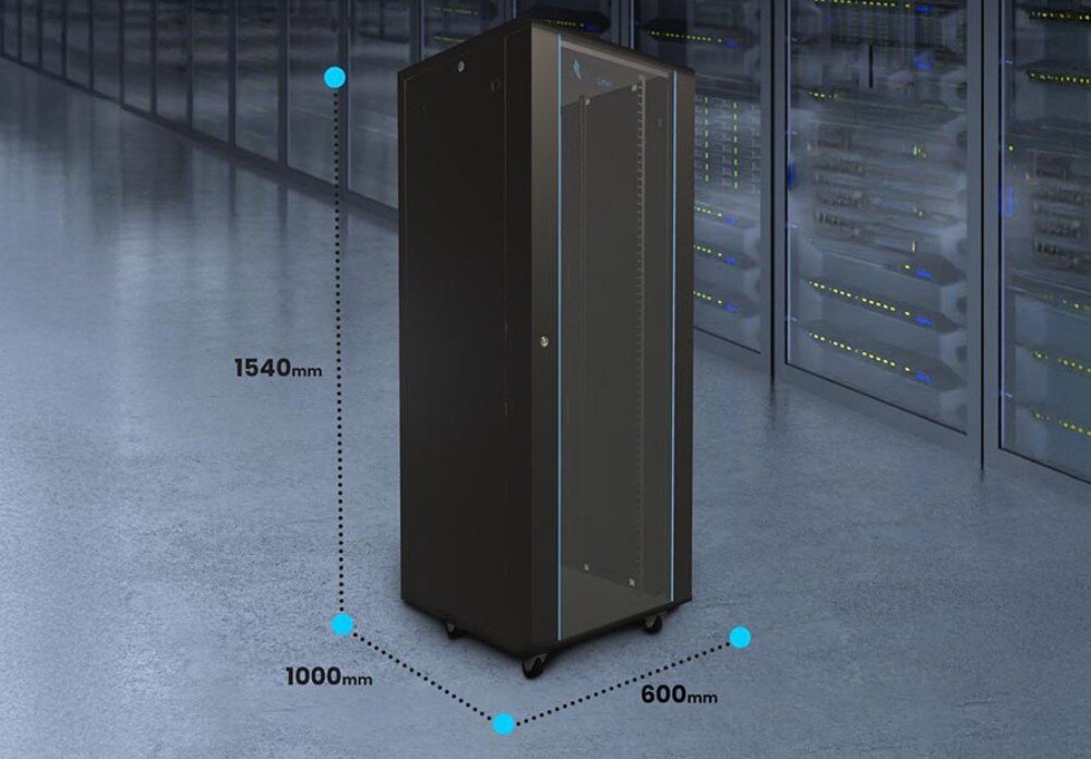 Szafa RACK EXTRALINK 19 32U EX.11380 600 x 1000 mm Czarna szafa serwerowa na kółkach stoi na tle sali z rzędami szaf serwerowych, obok niej widoczne są zaznaczone liniami wymiary 1540 mm wysokości oraz 800 mm szerokości i głębokości, przepusty kablowe, organizacja