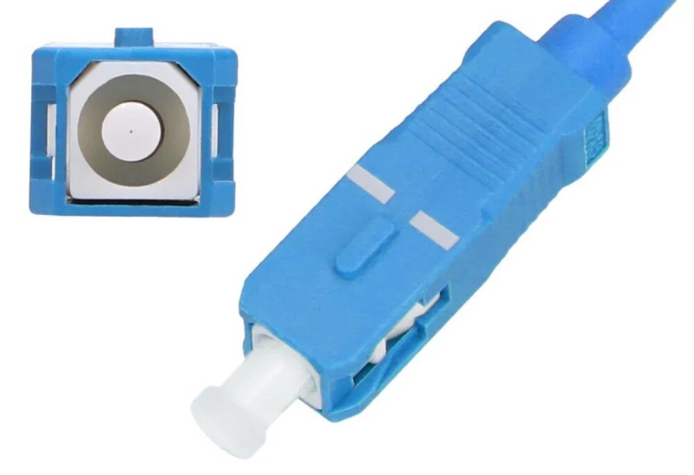 Kabel Pigtail - SC/UPC EXTRALINK EX.10178 2 m Dwa widoki niebieskiego prostokątnego wtyku światłowodowego ukazujące od frontu białą ferrulę oraz ujęcie z boku na obudowę i niebieską odgiętkę kabla