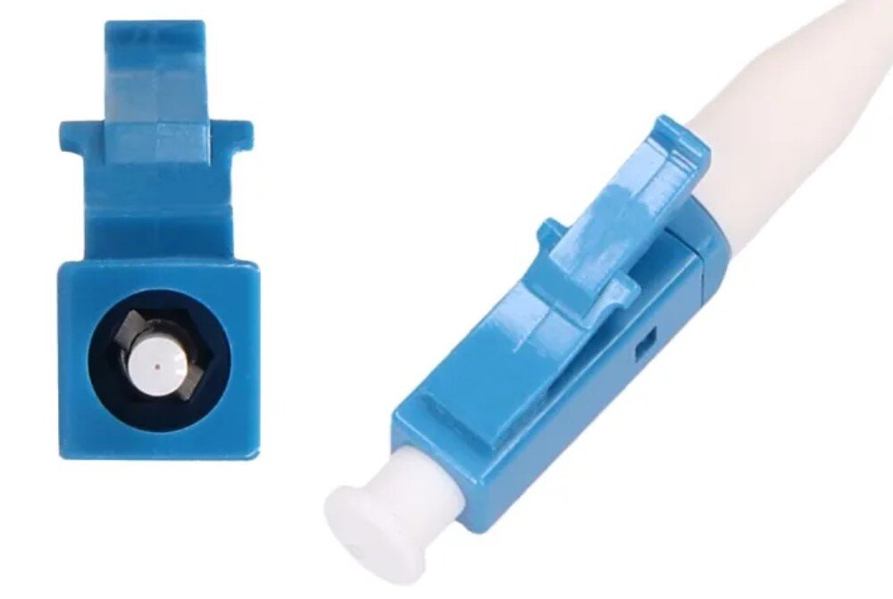 Kabel Pigtail - LC/UPC EXTRALINK EX.10246 Dwa ujęcia niebieskiego wtyku światłowodowego pokazujące widok od strony czołowej z białą ferrulą oraz widok z boku na plastikowy zatrzask i białą odgiętkę kabla