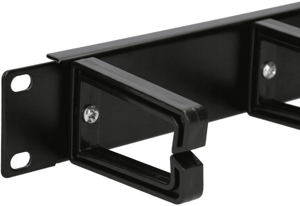 Organizer kabli EXTRALINK EX.11564 Zbliżenie na plastikowy wspornik przykręcony do czarnej metalowej listwy z widocznym bocznym elementem montażowym z otworami