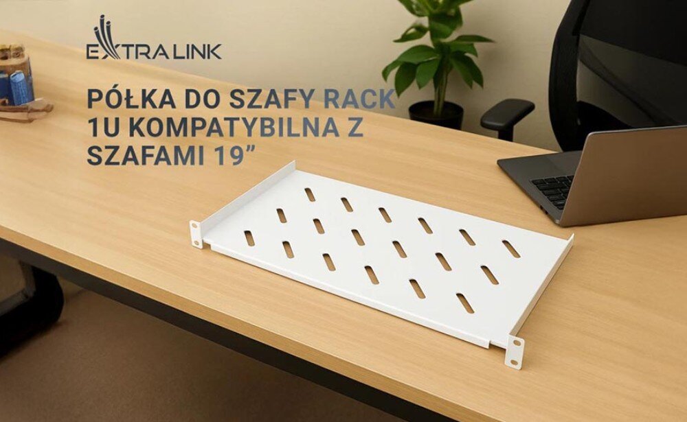 Półka EXTRALINK EX.12745 Czarna metalowa półka z otworami wentylacyjnymi leży na biurku obok otwartego laptopa i rośliny w doniczce, w tle widoczne logo i napis 'półka do szafy rack 1U kompatybilna z szafami 19