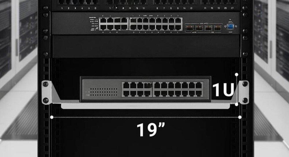 Półka EXTRALINK EX.12745 Wnętrze szafy rack z zamontowanym sprzętem sieciowym, na jednym z poziomów zaznaczony wymiar 1U i szerokość 19 cali