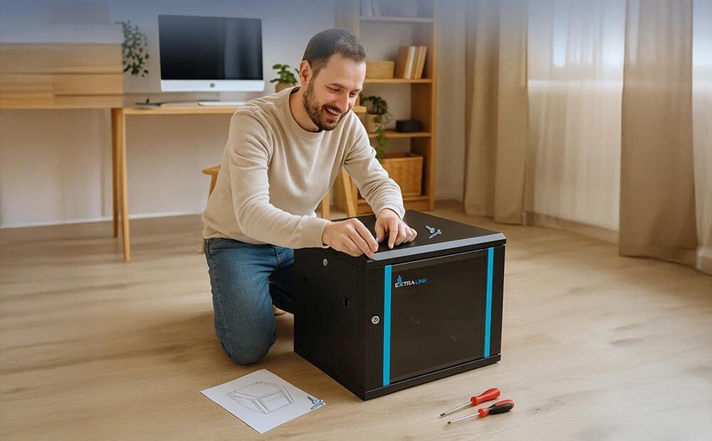 Szafa RACK EXTRALINK 19 9U EX.12943 600 x 600 mm Osoba na podłodze składa mebel komputerowy z narzędziami w pobliżu i krótkimi przewodami, konstrukcja, montaż