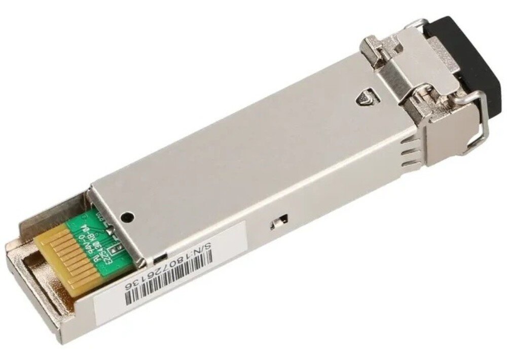 Wkładka SFP EXTRALINK EX.13605 Spód srebrnej obudowy modułu ukazujący złote styki złącza na zielonej płytce drukowanej oraz białą naklejkę z kodem seryjnym i kreskowym