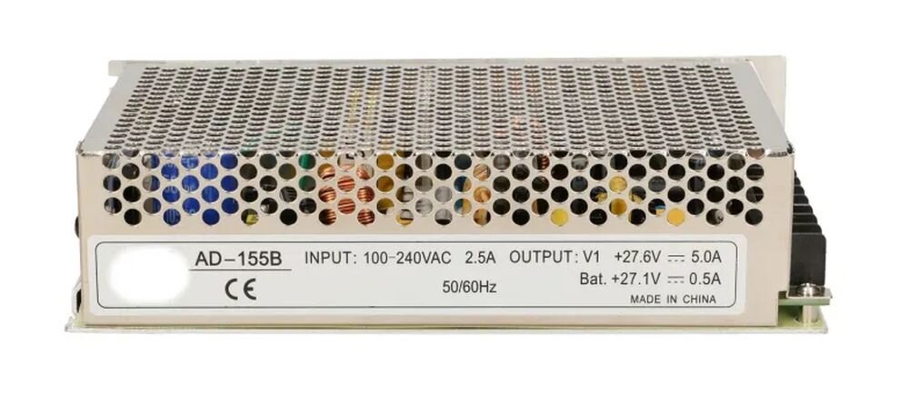 Metalowa obudowa zasilacza z perforowanym wzorem, na której widnieje napis: \'AD-155B INPUT: 100-240VAC 2.5A OUTPUT: V1 +27.6V --- 5.0A Bat. +27.1V --- 0.5A 50/60Hz MADE IN CHINA\'.