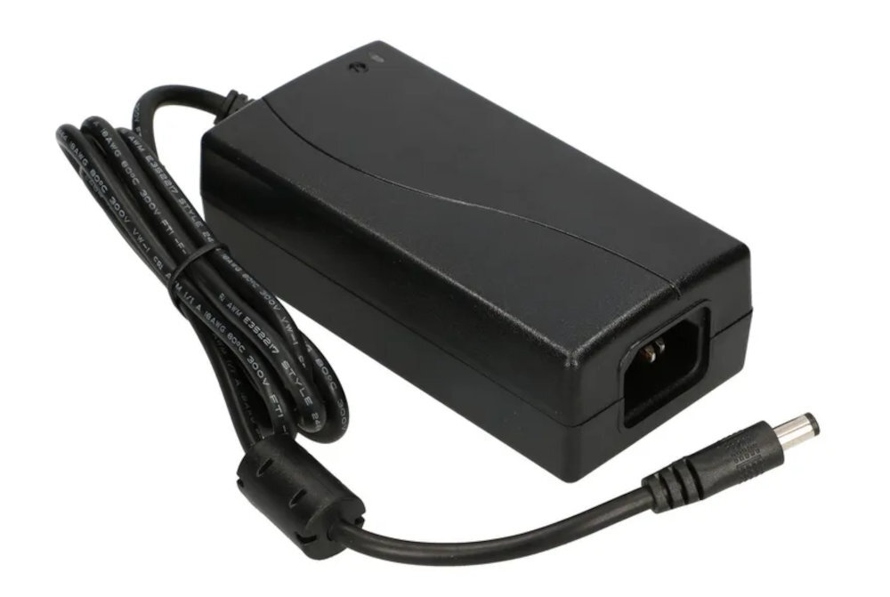 Zasilacz EXTRALINK urządzeniami sieciowymi napięcia 24 V wydajność 4 A i moc 96 W kamery IP czy punkty dostępowe Złącze jack 5.5/2.1 mm PoE injector - zailacz na białym tle pod kątem