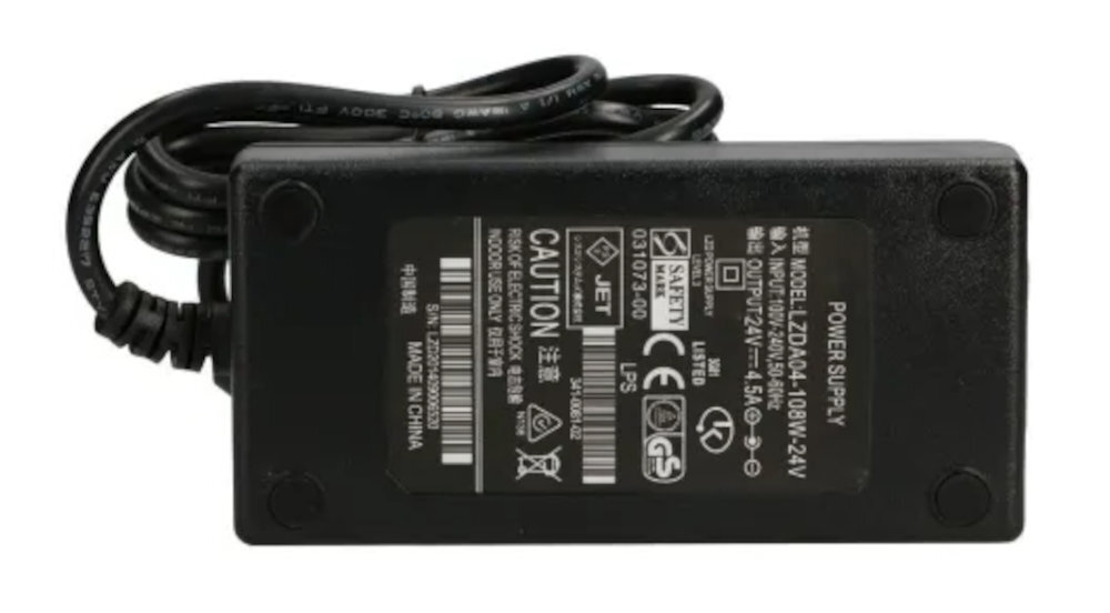 Zasilacz EXTRALINK zabezpieczeniem przeciwzwarciowym i przeciążeniowym napięcie zostaje automatycznie odcięte - zasilacz od spodu na białym tle