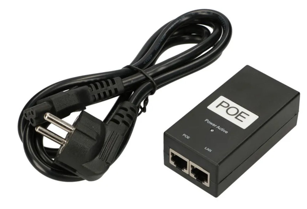 Zasilacz POE EXTRALINK kabel zasilający o długości 1,2 m złączem typu koniczyna oraz porty RJ45 urządzenia wymagającego zasilania patchcord i switch lub router domu, biurze i szafach rack - zasilacz z kablem na białym tle