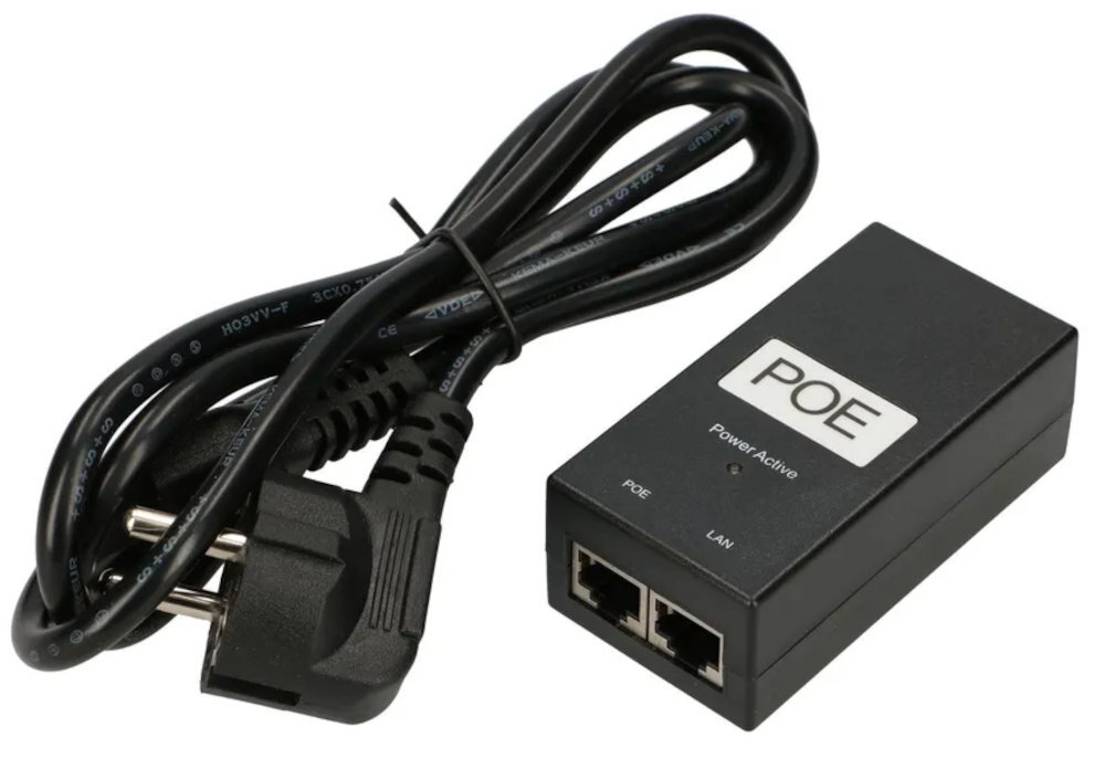 Zasilacz POE EXTRALINK kabel zasilający o długości 1,2 m złączem typu koniczyna oraz porty RJ45 urządzenia wymagającego zasilania patchcord i switch lub router domu, biurze i szafach rack - zasilacz z kablem na białym tle