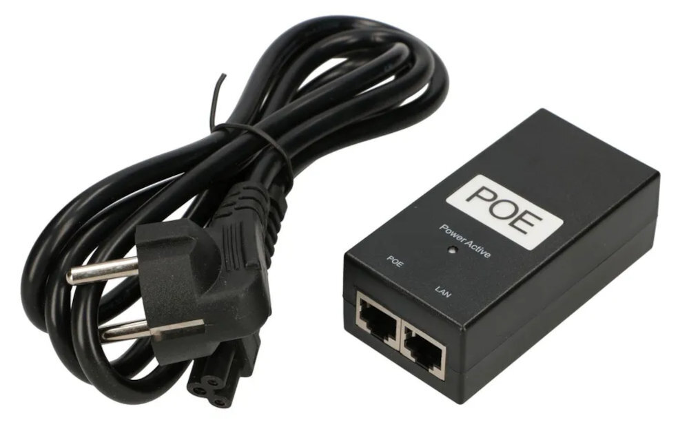 Zasilacz POE EXTRALINK kabel zasilający o długości 1,2 m złączem typu koniczyna oraz porty RJ45 urządzenia wymagającego zasilania patchcord i switch lub router domu, biurze i szafach rack - zasilacz z kablem na białym tle