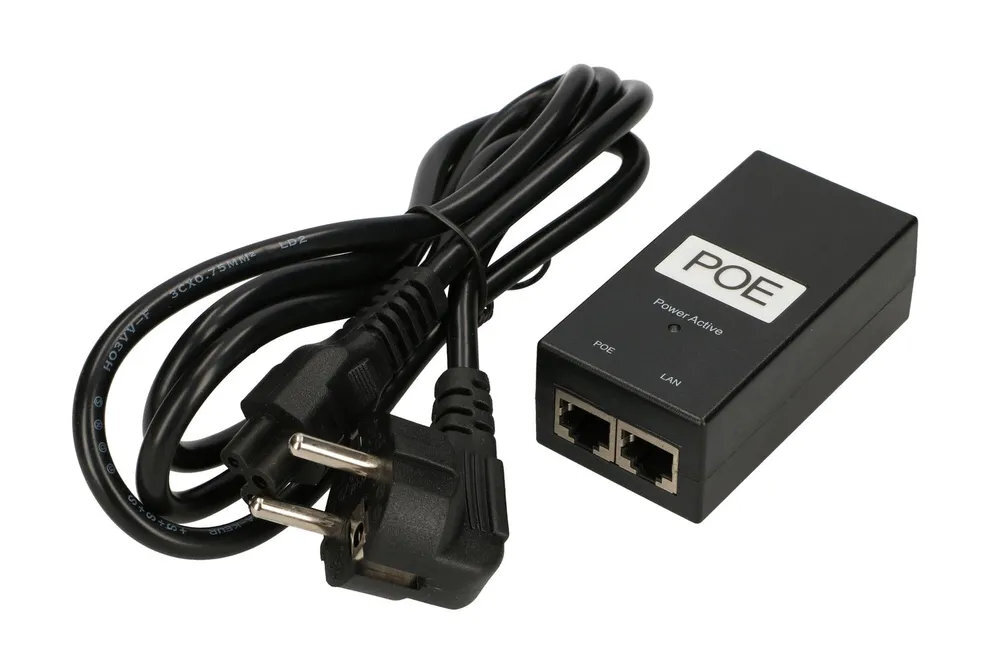Zasilacz POE EXTRALINK kabel zasilający o długości 1,2 m złączem typu koniczyna oraz porty RJ45 urządzenia wymagającego zasilania patchcord i switch lub router domu, biurze i szafach rack - zasilacz z kablem na białym tle