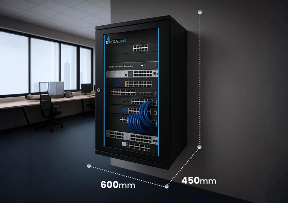 Szafa RACK EXTRALINK 19 15U EX.14329 600 x 450 mm Czarna wisząca szafa rack z wypełnionymi urządzeniami sieciowymi i niebieskimi kablami, pokazana na ścianie biura z zaznaczonymi wymiarami 600 mm szerokości i 450 mm głębokości, przeznaczenie, wymiary, kolor,