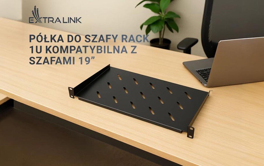 Półka EXTRALINK EX.12745 Czarna metalowa półka z otworami wentylacyjnymi leży na biurku obok otwartego laptopa i rośliny w doniczce, w tle widoczne logo i napis 'półka do szafy rack 1U kompatybilna z szafami 19