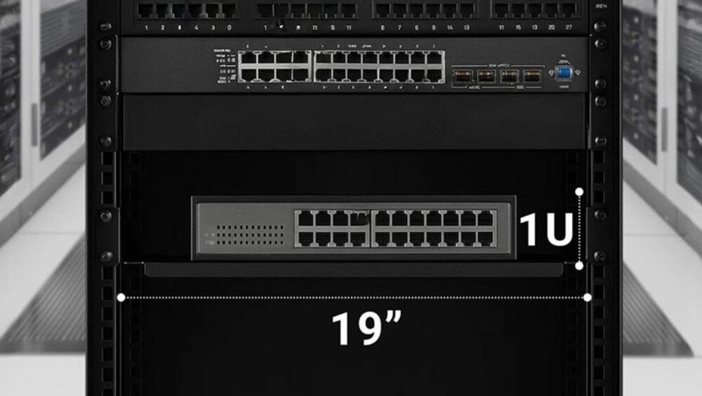 Półka EXTRALINK EX.12745 Wnętrze szafy rack z zamontowanym sprzętem sieciowym, na jednym z poziomów zaznaczony wymiar 1U i szerokość 19 cali
