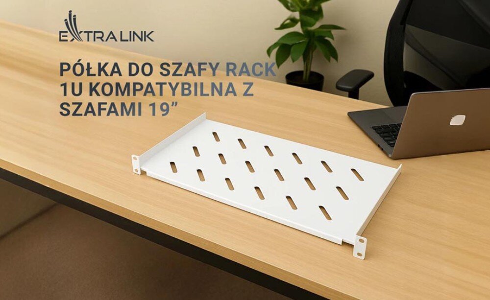Półka EXTRALINK EX.12745 Czarna metalowa półka z otworami wentylacyjnymi leży na biurku obok otwartego laptopa i rośliny w doniczce, w tle widoczne logo i napis 'półka do szafy rack 1U kompatybilna z szafami 19