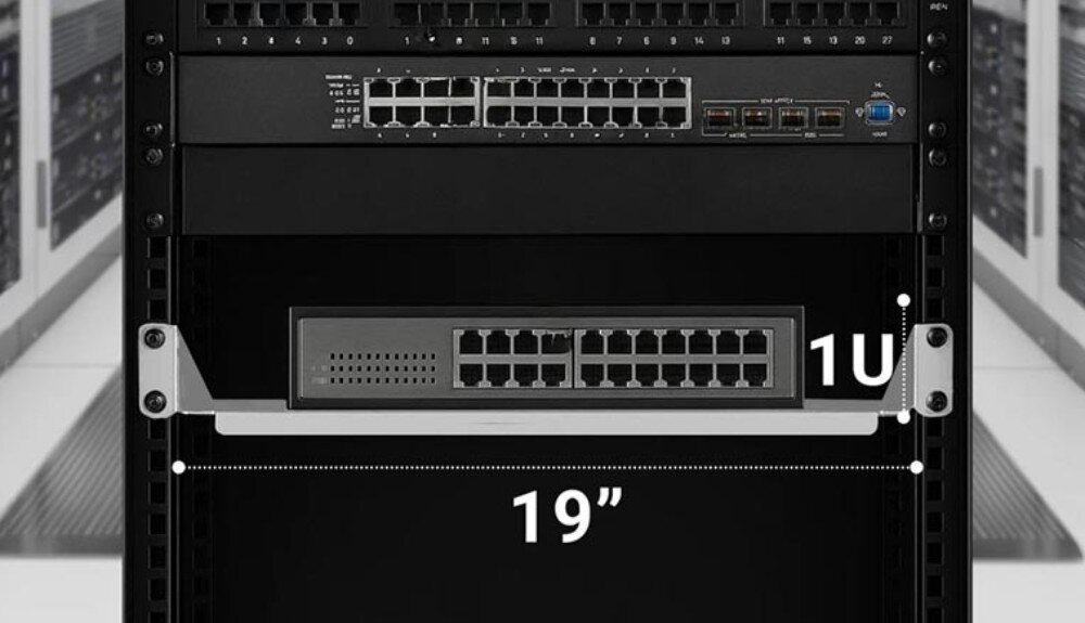 Półka EXTRALINK EX.12745 Wnętrze szafy rack z zamontowanym sprzętem sieciowym, na jednym z poziomów zaznaczony wymiar 1U i szerokość 19 cali