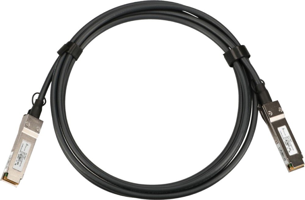 Kabel SFP+ - DAC EXTRALINK EX.15784 1 m Czarny zwinięty kabel zakończony z obu stron srebrnymi wtykami typu QSFP na białym tle