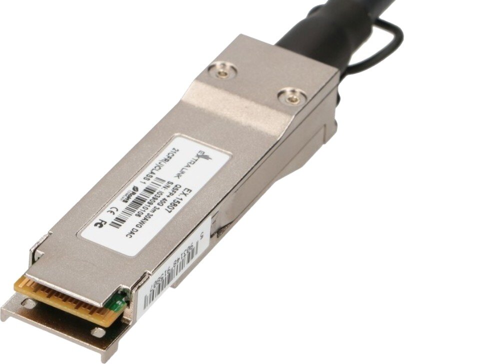 Kabel SFP+ - DAC EXTRALINK EX.15784 1 m Zbliżenie na srebrny wtyk kabla typu QSFP z widoczną naklejką informacyjną oraz miedzianymi stykami na białym tle