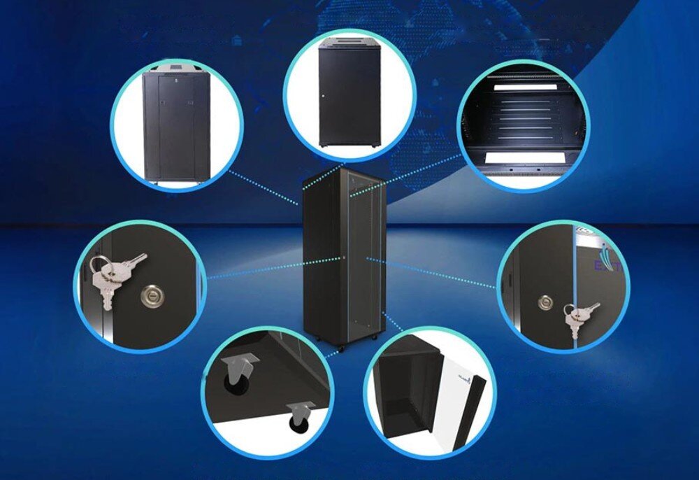 Szafa RACK EXTRALINK 19 32U EX.14411 800 x 800 mm Czarna szafa serwerowa na kółkach znajduje się na środku obrazu, wokół niej w okrągłych ramkach pokazano zbliżenia na zamek z kluczami, kółka, górny i dolny panel oraz tylną część szafy na niebieskim tle, funkcje, zamek, szklane drzwi